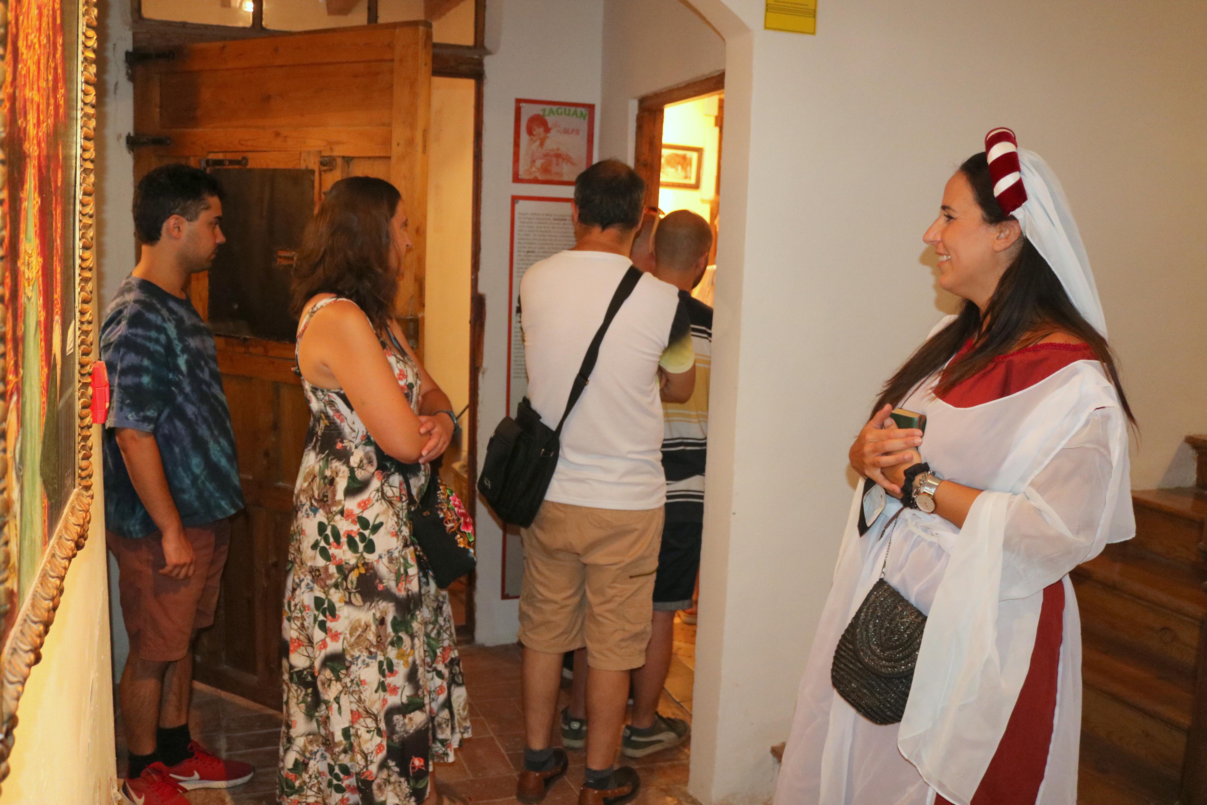 Vecinos y visitantes llenan los pases de las visitas teatralizadas por Torquemada