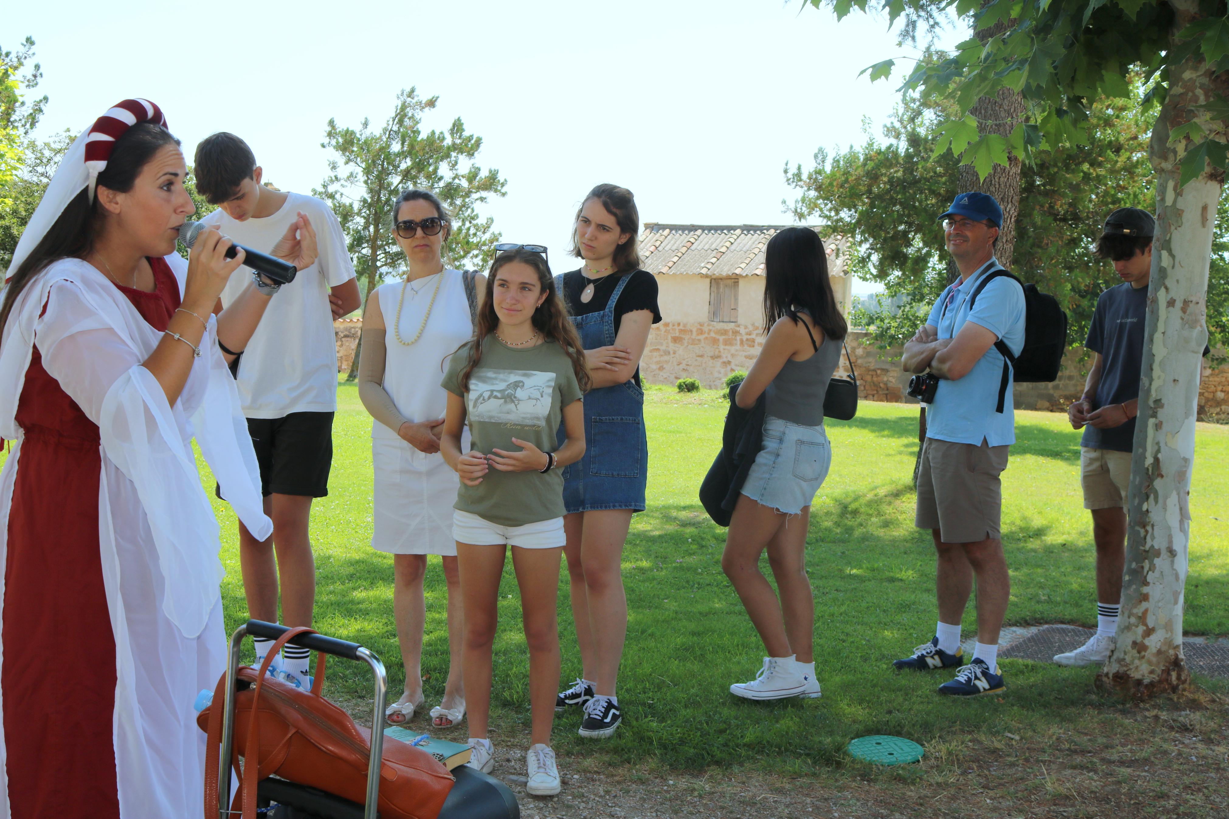 Vecinos y visitantes llenan los pases de las visitas teatralizadas por Torquemada
