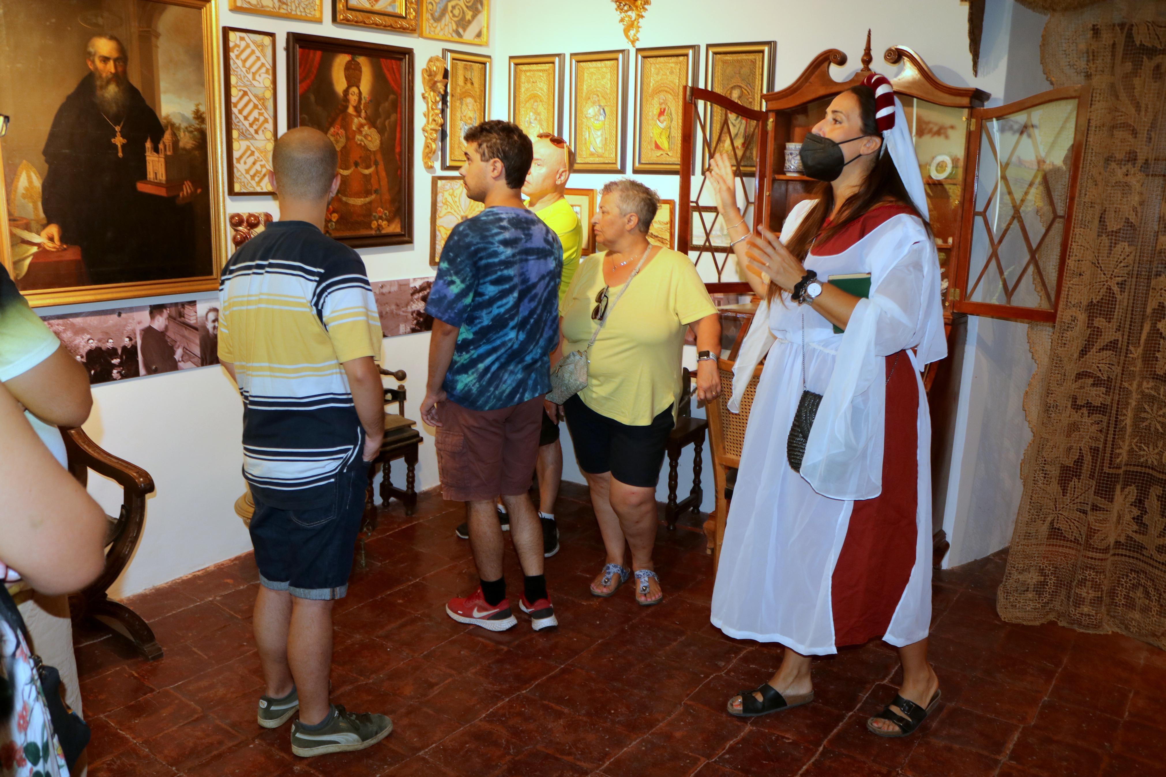 Vecinos y visitantes llenan los pases de las visitas teatralizadas por Torquemada