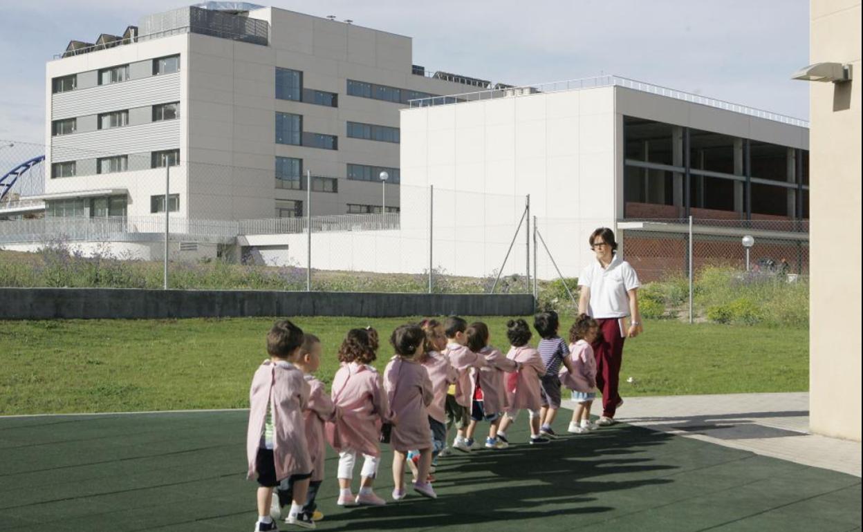 Un grupo de niños de la escuela infantil San Cristóbal, en el patio del centro.