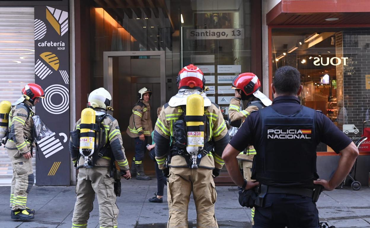 Varios bomberos y agentes de la Policía Nacional durante la intervención en la calle Santiago. 