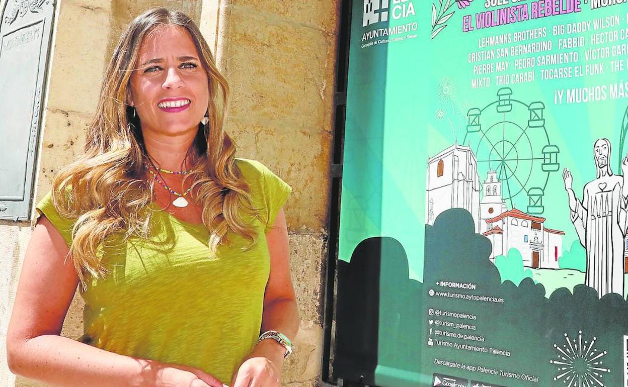 La concejala Laura Lombraña posa ante un cartel de San Antolín 2022.