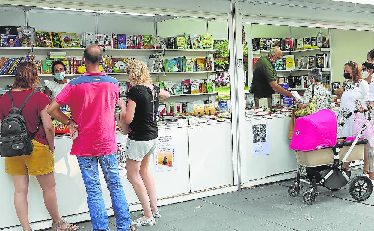 Expositores y público, en la Feria del Libro de San Antolín de 2021.