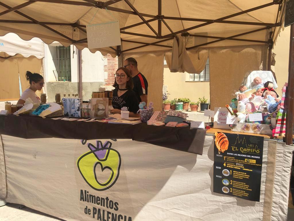 Cevico Navero contó con varios artesanos y productores alimentarios de la comarca