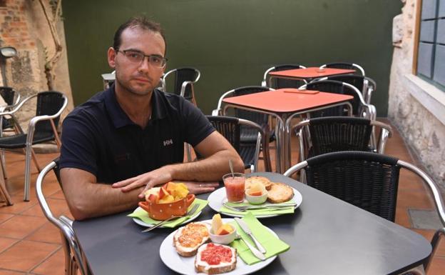 Cristofer Piñero con las tostadas más healthy de la carta de El patio del olivo 