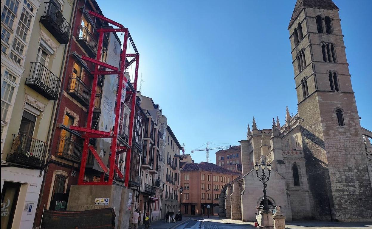 La fachada del número 5 de Solanilla ya está asegurada con un apeo mientras se excava el aparcamiento. 