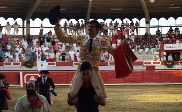 El novillero vallisoletano José Manuel Serrano sale a hombros tras su brillante actuación. 