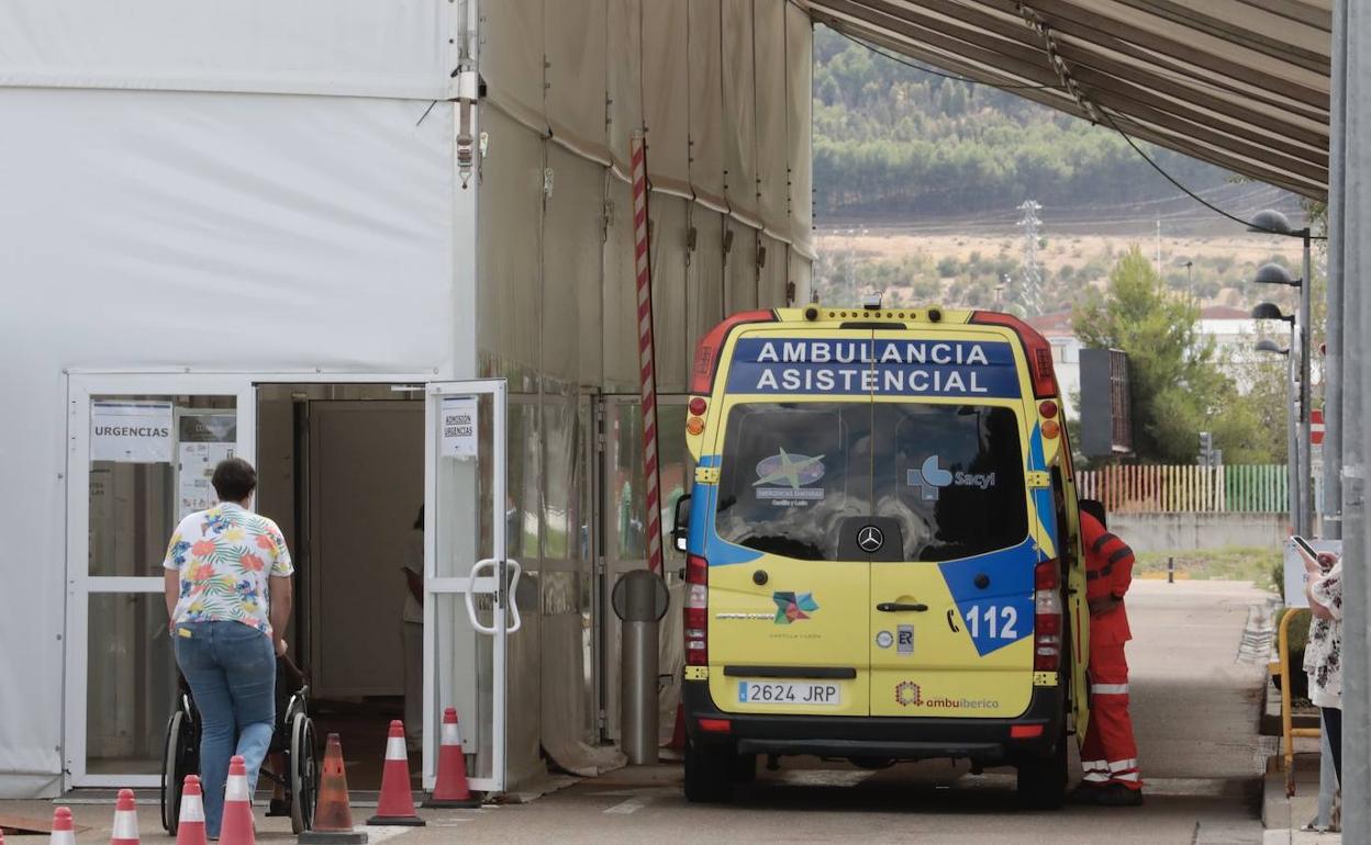 Ambulancia en el Hospital Río Hortega de Valladolid. 