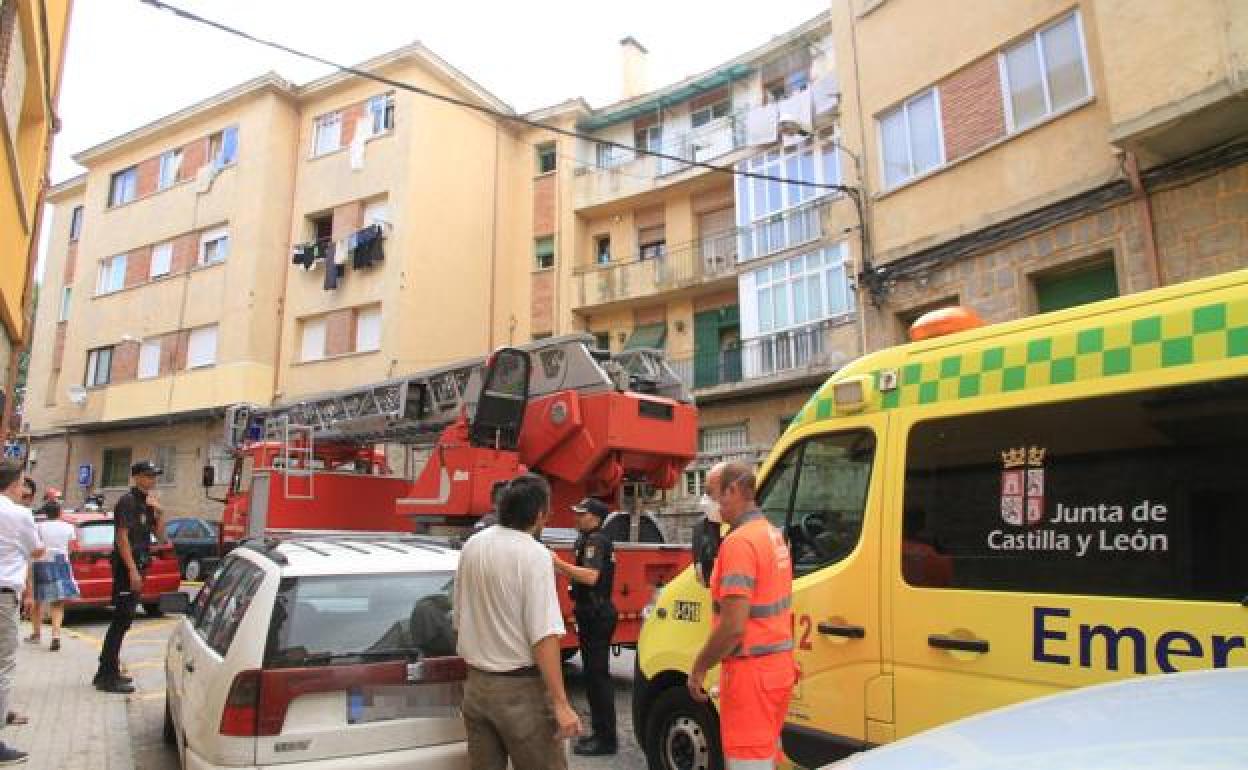 Bomberos y ambulancia en el lugar de la explosión.