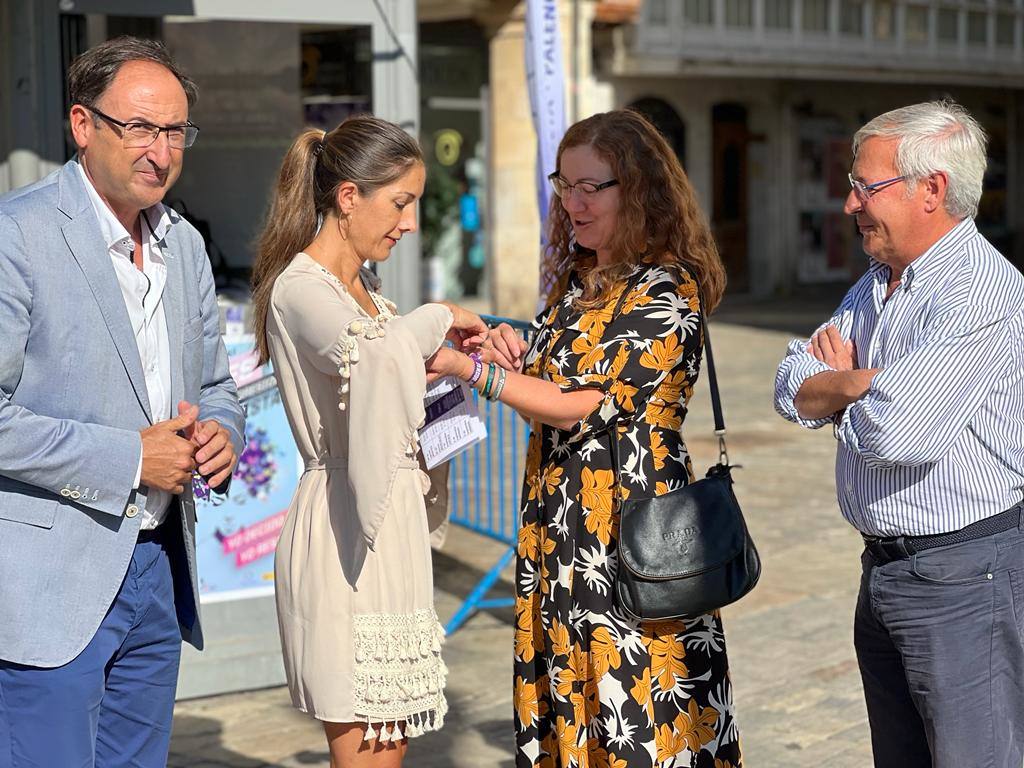 La concejala Raquel Martín coloca una pulsera morada a la presidenta de Cruz Roja, Eva Alemañ, flanqueadas por los ediles Alfonso Polanco y José Antonio Marcos. 