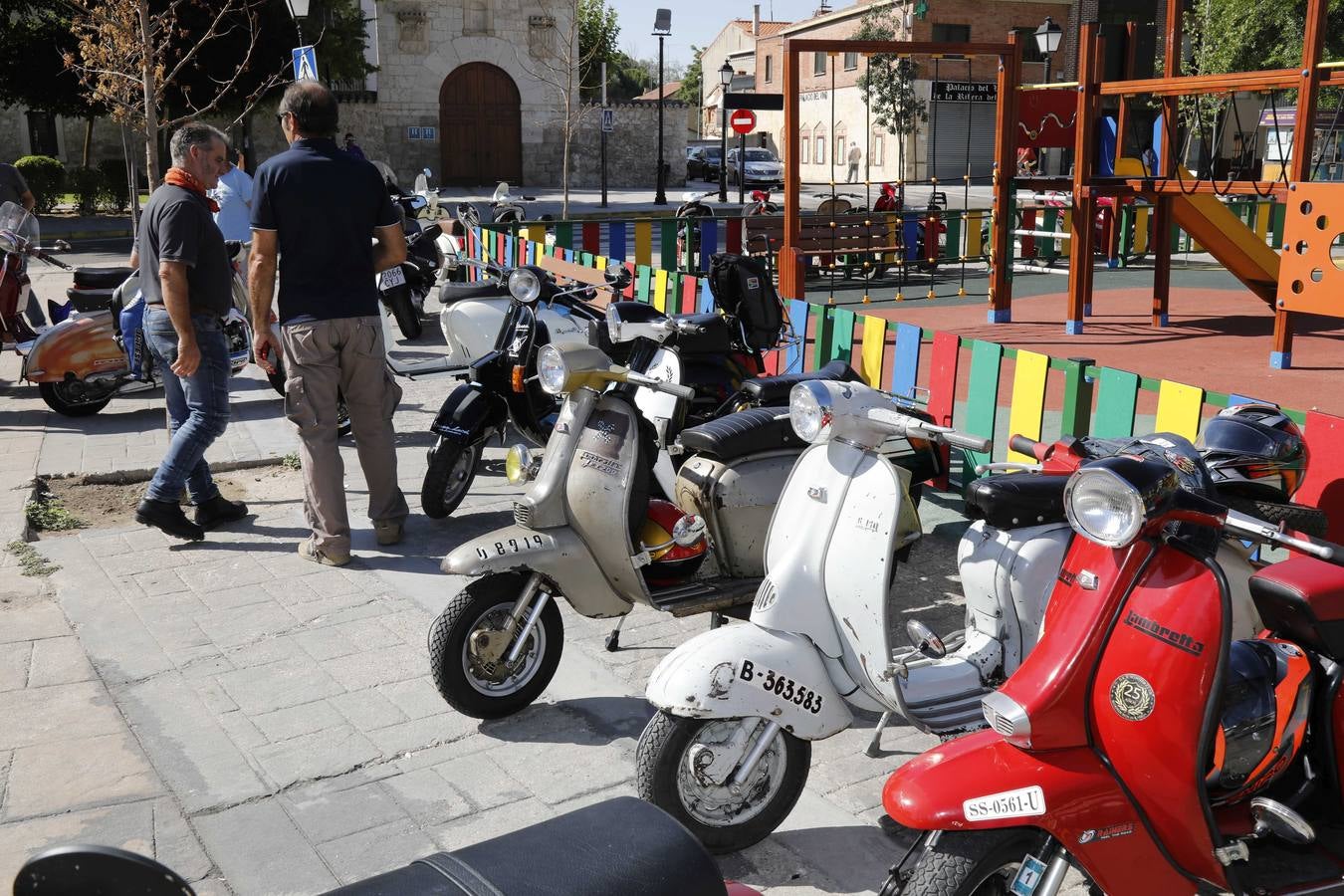 Fotos: Vespas y lambrettas protagonizan la Scooter Run Ribera del Duero en Peñafiel