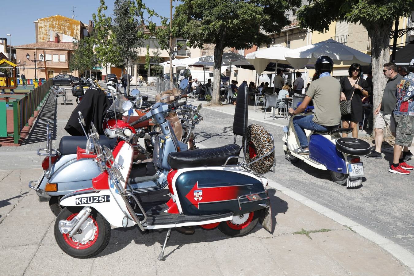 Fotos: Vespas y lambrettas protagonizan la Scooter Run Ribera del Duero en Peñafiel