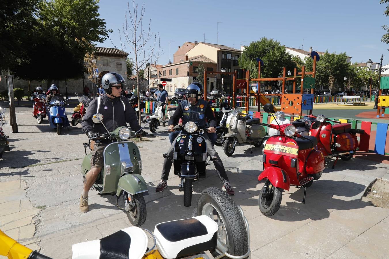 Fotos: Vespas y lambrettas protagonizan la Scooter Run Ribera del Duero en Peñafiel