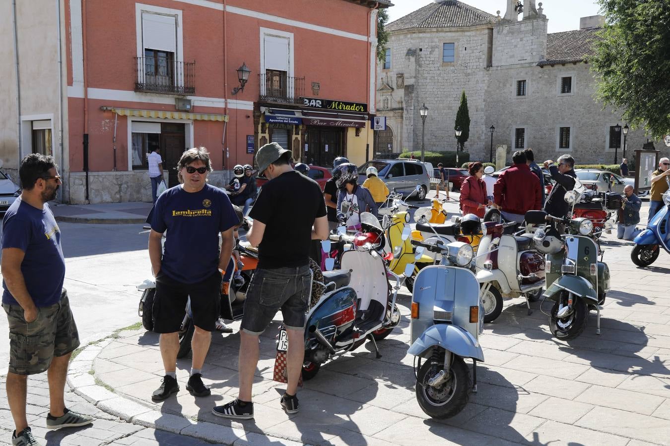Fotos: Vespas y lambrettas protagonizan la Scooter Run Ribera del Duero en Peñafiel