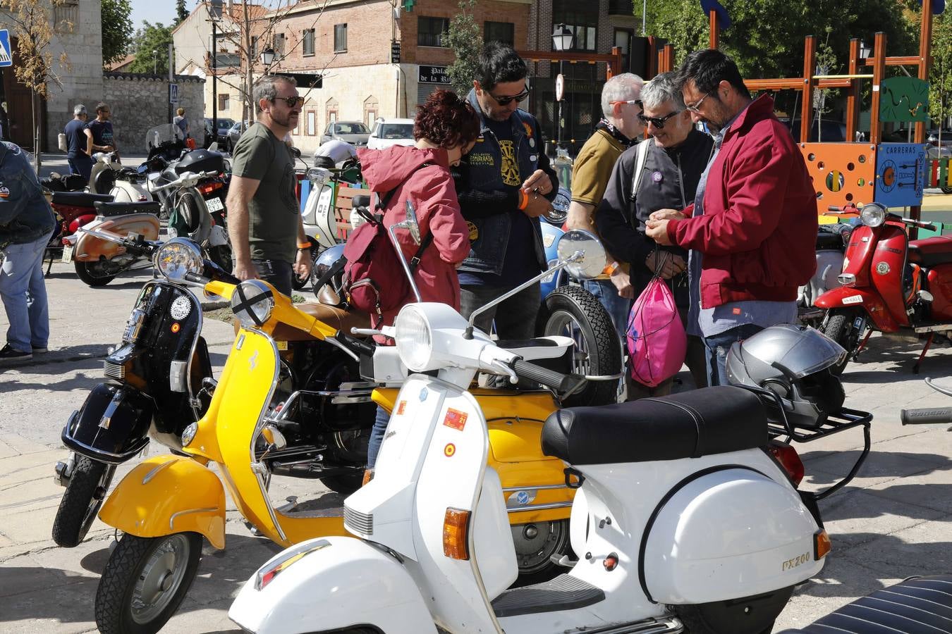 Fotos: Vespas y lambrettas protagonizan la Scooter Run Ribera del Duero en Peñafiel