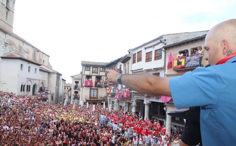Pregón a cargo de las pandas y peñas oficiales de Cuéllar.