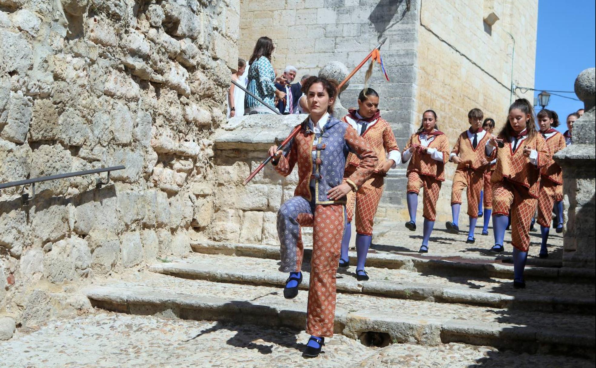 Los danzantes bajan bailando las escaleras de la iglesia. 