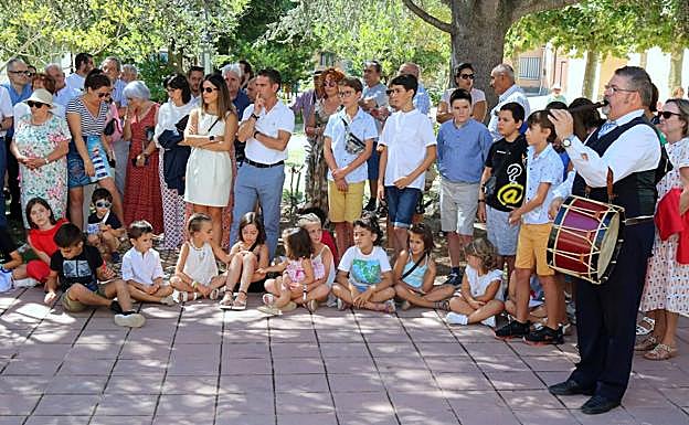 Niños y mayores observan el baile, a ritmo de flauta y tamboril.