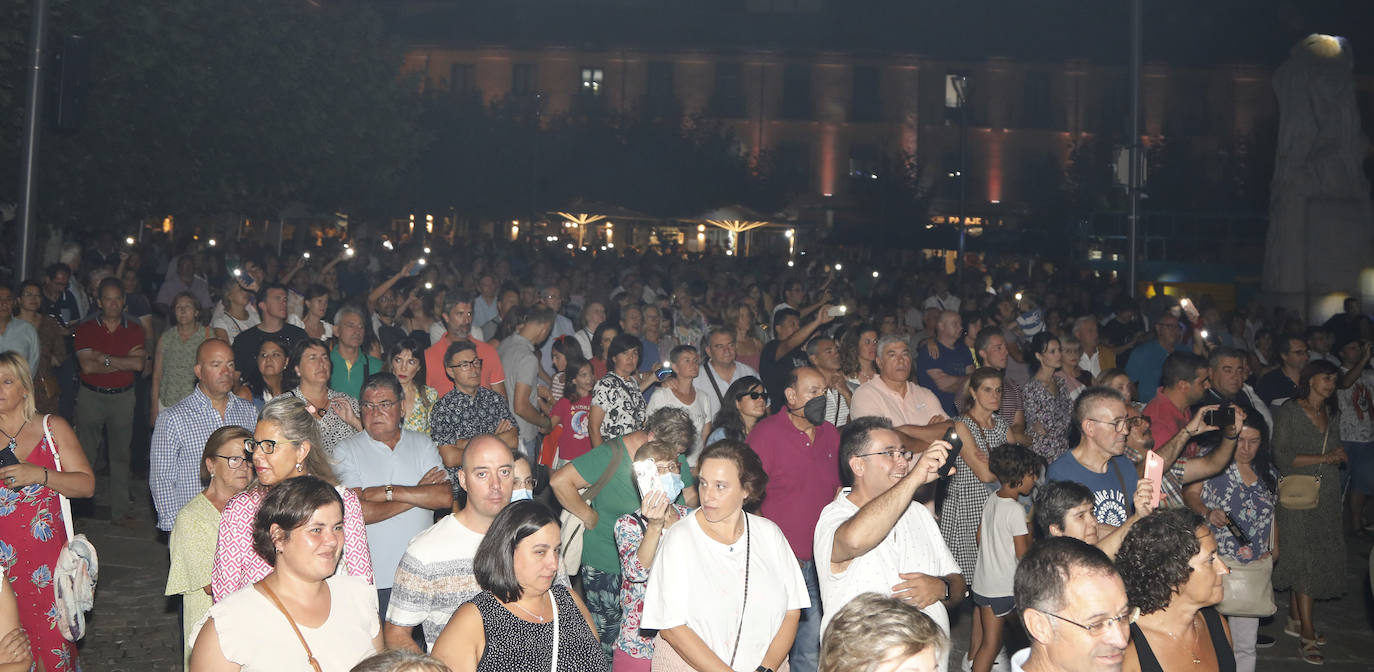 Fotos: Cómplices hace romántica la Plaza Mayor de Palencia