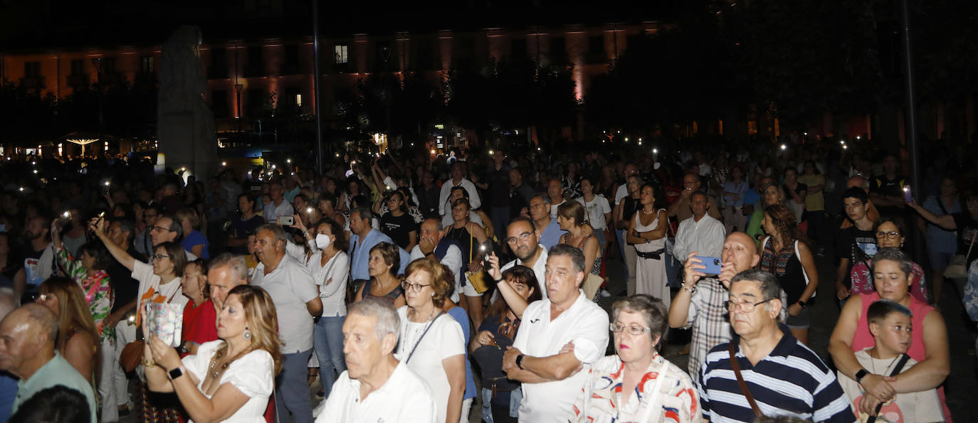 Fotos: Cómplices hace romántica la Plaza Mayor de Palencia