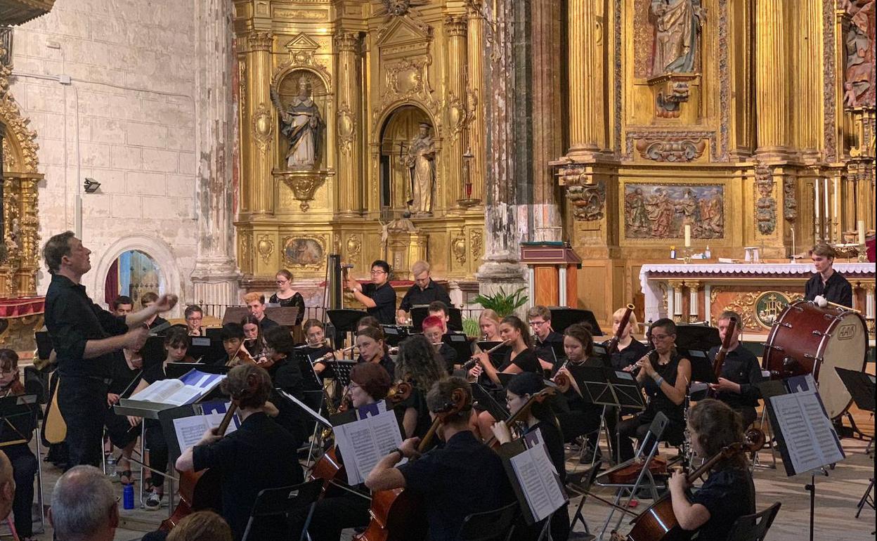 La Thames Youth Orchestra durante su actuación en la iglesia cigaleña 