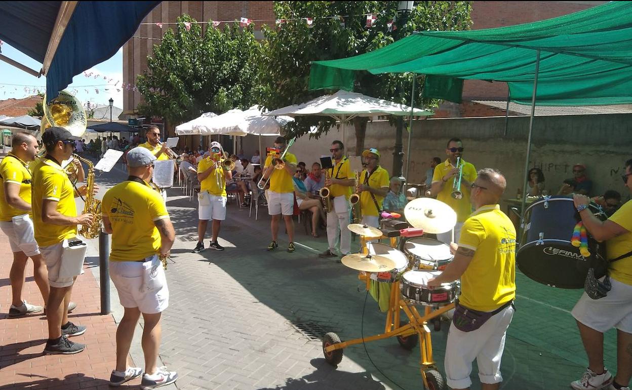 La charanga La Gaveta animó el vermú musical este sábado.