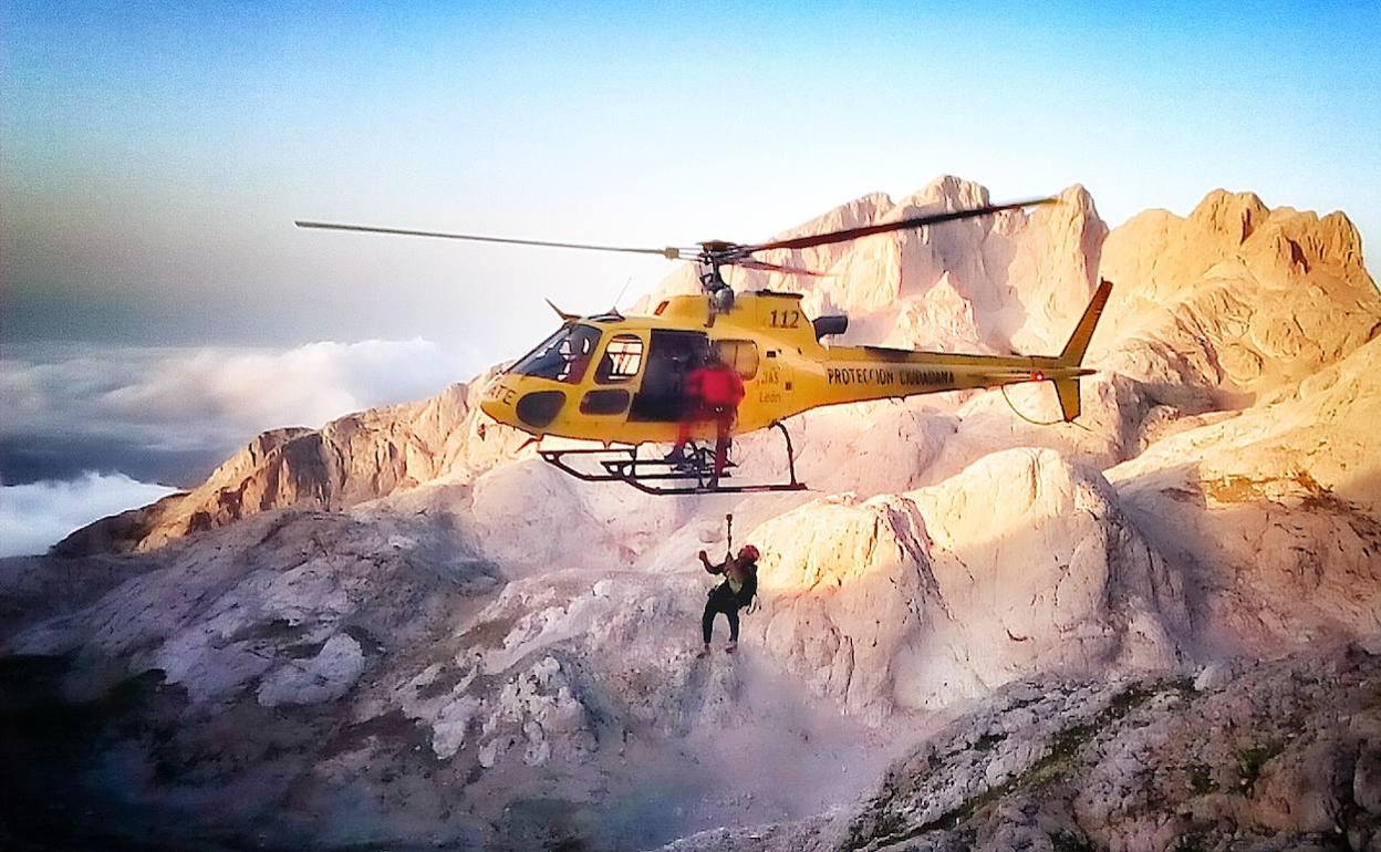 Auxiliados dos montañeros en la vertiente leonesa de Picos de Europa