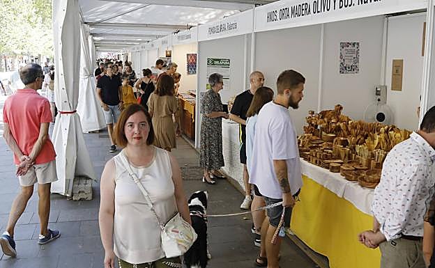 Los puestos se cubren de unas lonas para que el público pasee a la sombra.