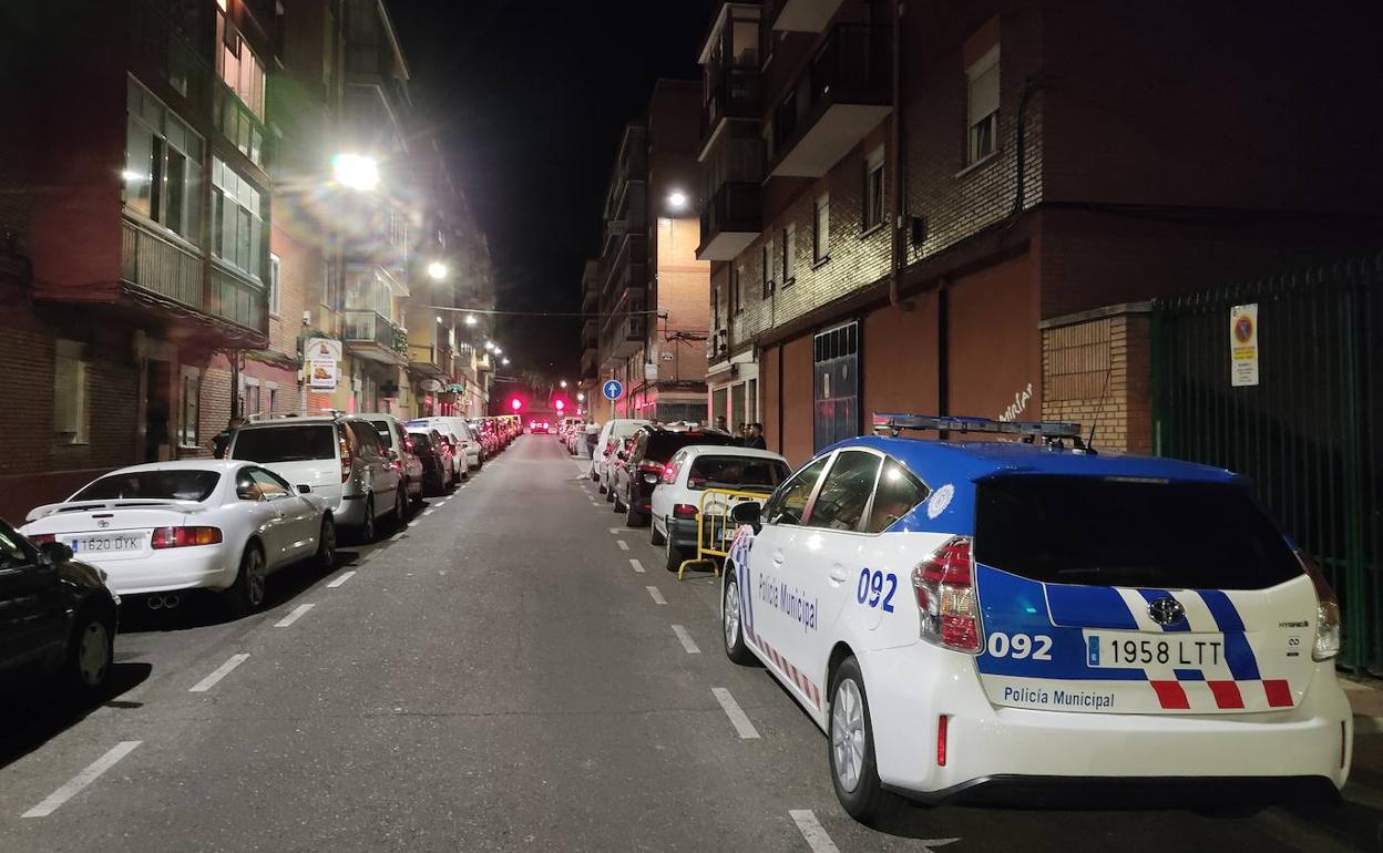 Vehículo policial en la calle Faisán de Valladolid, este lunes por la noche.