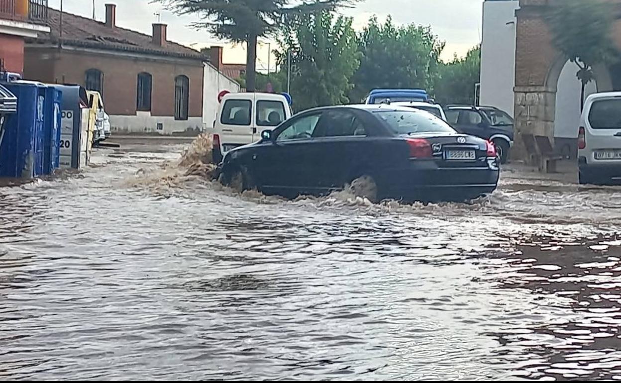 Un vehículo circula con dificultad por una de las calles inundadas en La Seca.