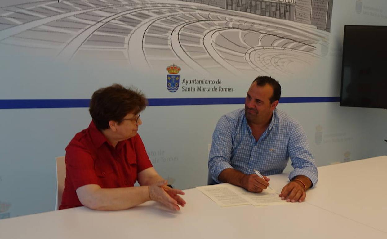 Rosario Álvarez, la directora del Centro Ave María, y David Mingo, alcalde de Santa Marta.