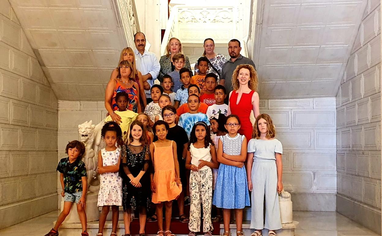 Fotografía de familia de los niños en el zaguán del Ayuntamiento.