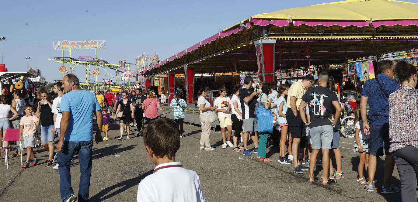 Los más pequeños podrán disfrutar de los tiovivos y los coches de chopque hasta el domingo 2