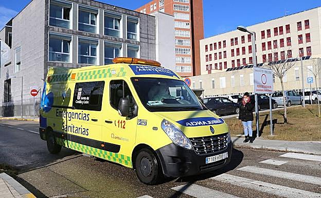 Heridas tres personas en una colisión entre una furgoneta y un turismo en Venta de Baños