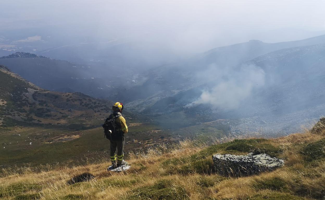 Un bombero observa el humo de uno de los frentes.