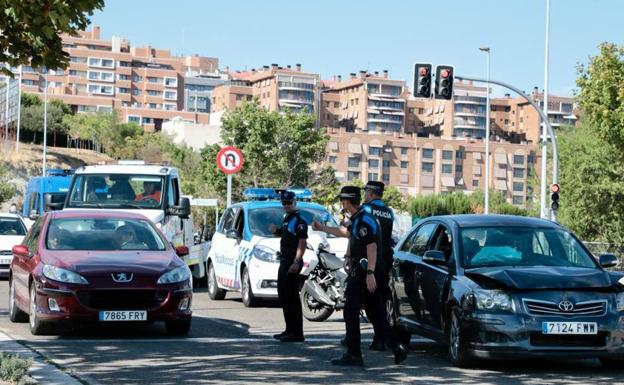 Lesionada una mujer tras la colisión de tres coches en Parquesol, a la altura de la BMW