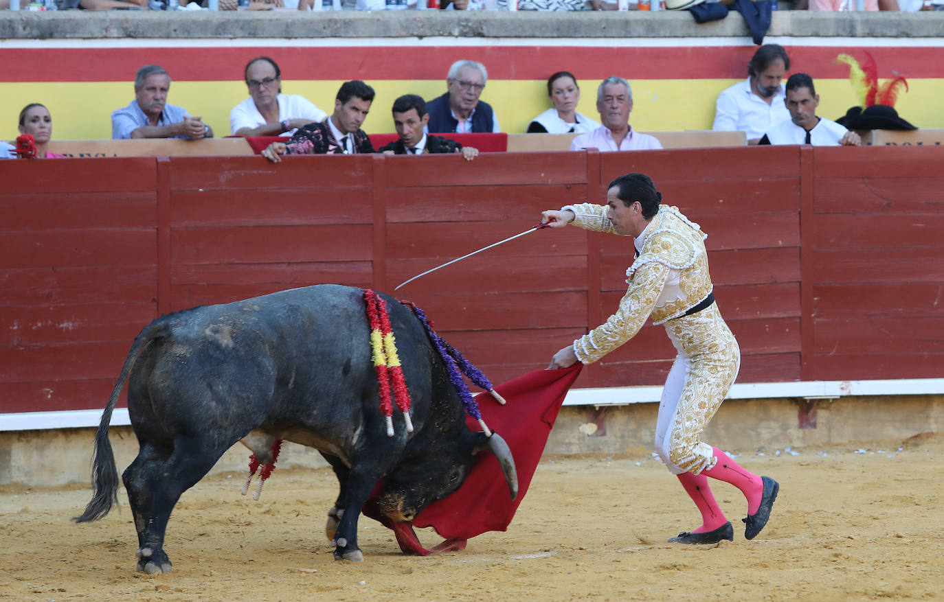 Fotos: Ferrera abre la Puerta Grande en la primera de San Antolín