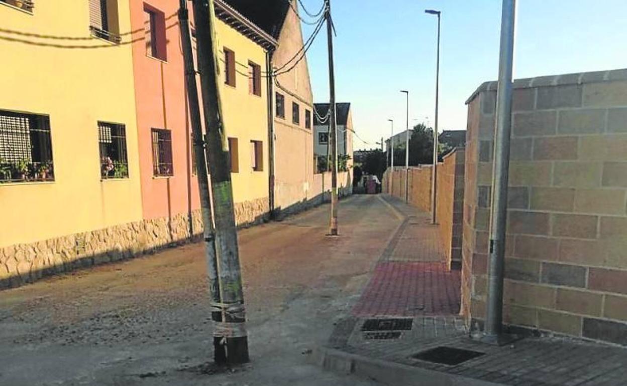 Postes situados en medio de la calle Carretas. 