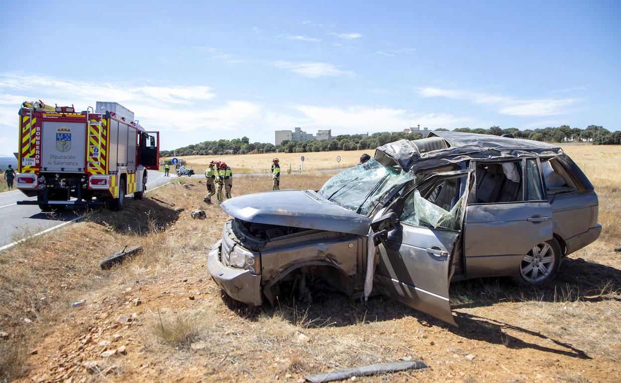 Un herido en Salamanca tras una colisión entre dos turismos uno de los cuales dio cuatro vueltas de campana