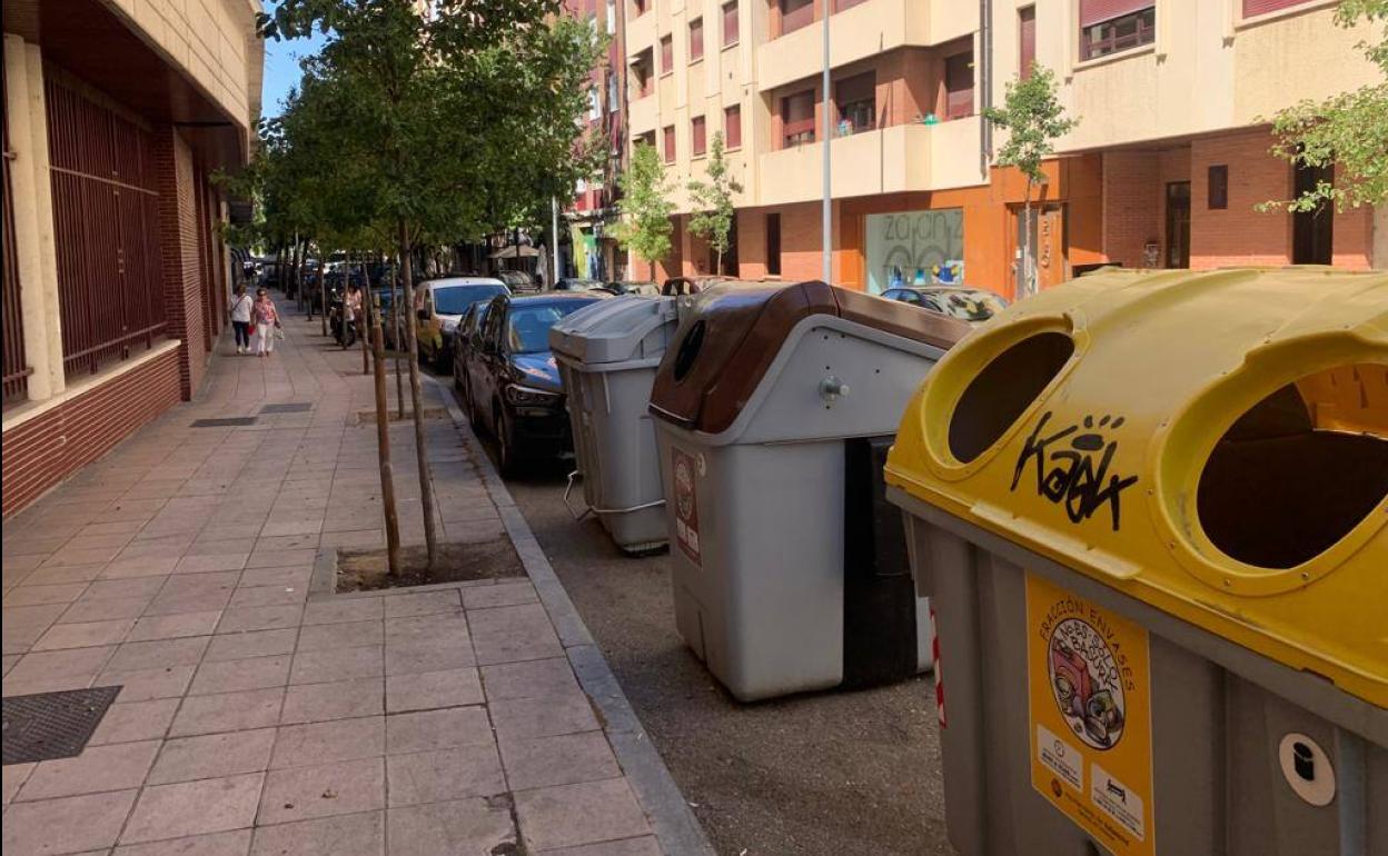 Contenedores de la calle Álvarez Taladriz junto a los que se ha hallado el artefacto.