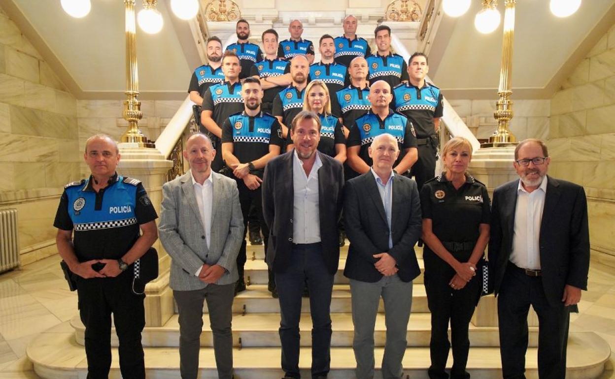 Los nuevos oficiales posan con el alcalde, Óscar Puente.