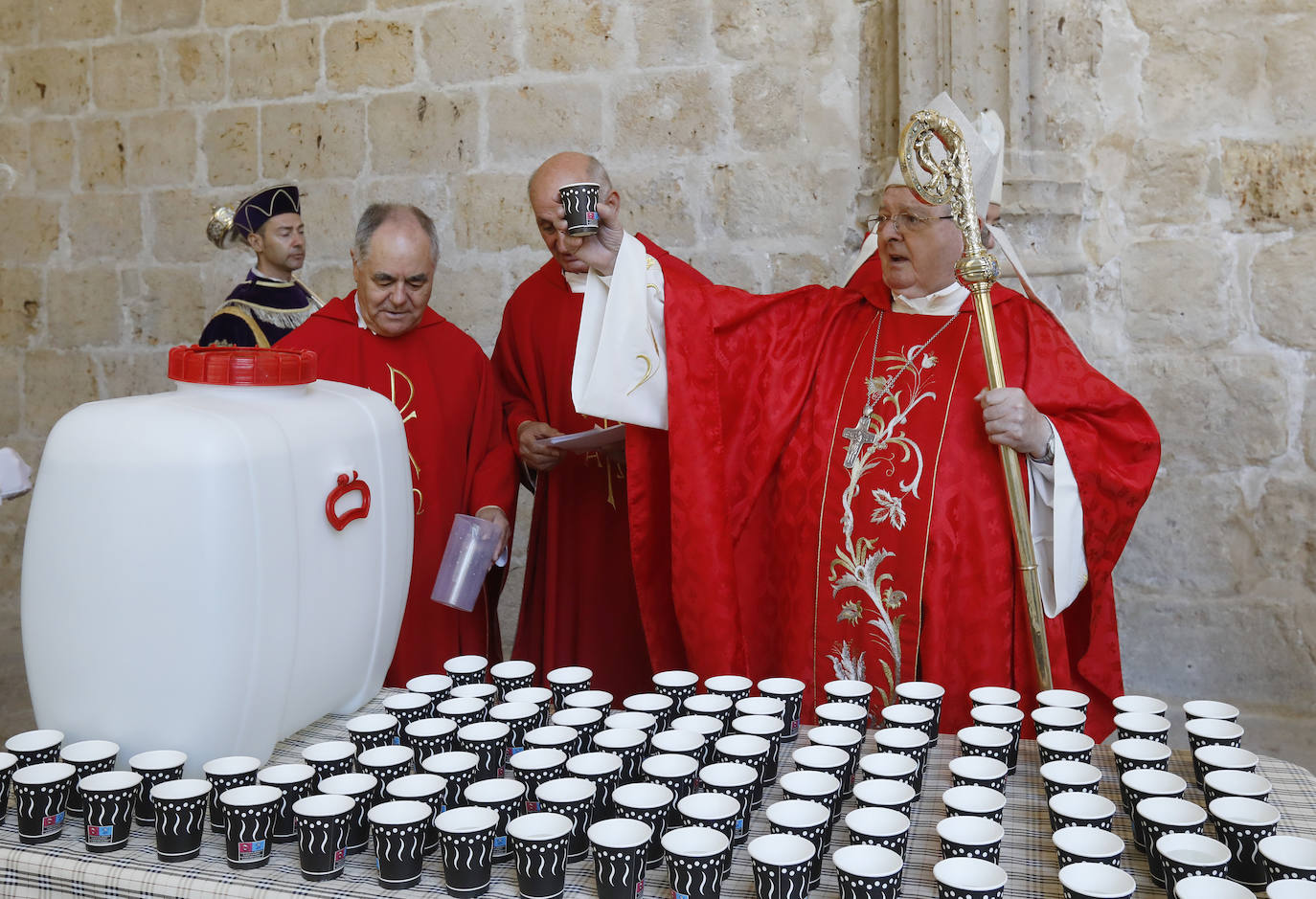 Centenares de fieles acuden a la Catedral para recoger su vaso de agua del grifo bendecida. 