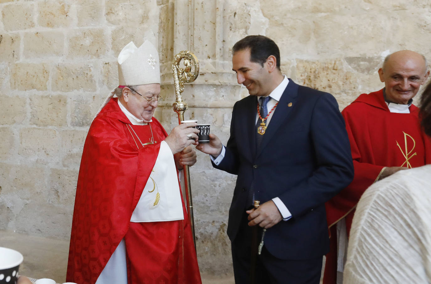 Centenares de fieles acuden a la Catedral para recoger su vaso de agua del grifo bendecida. 