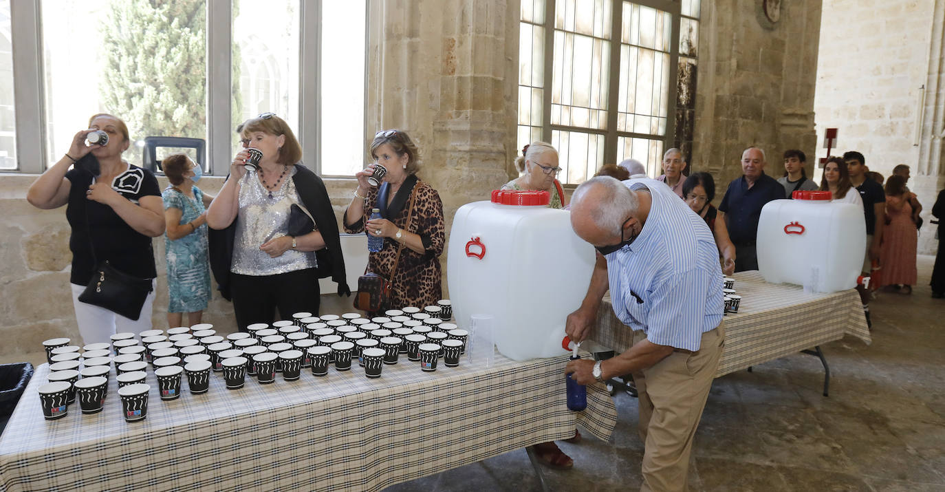 Centenares de fieles acuden a la Catedral para recoger su vaso de agua del grifo bendecida. 