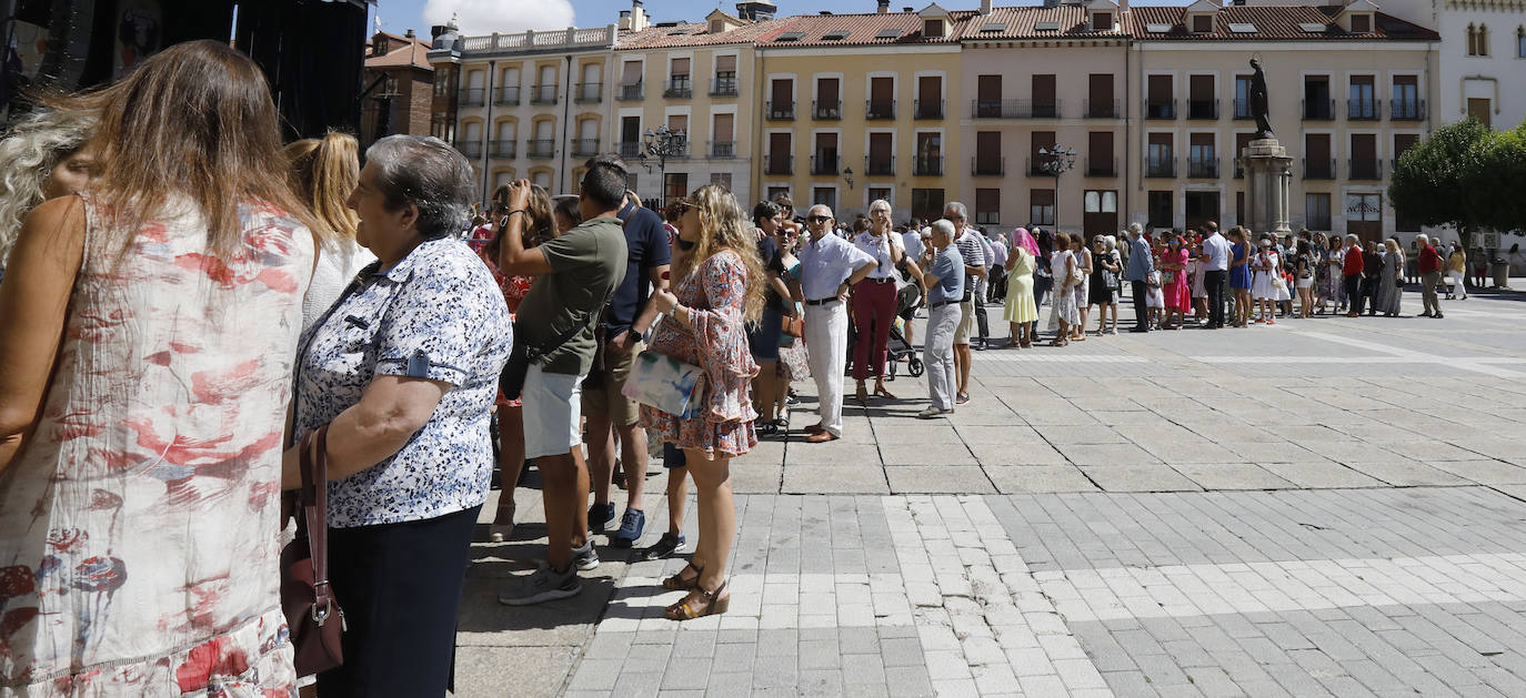 Centenares de fieles acuden a la Catedral para recoger su vaso de agua del grifo bendecida. 