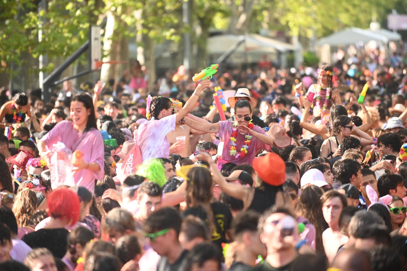 Fotos: Las peñas inauguran el jolgorio en el desfile multitudinario de las Fiestas de Valladolid