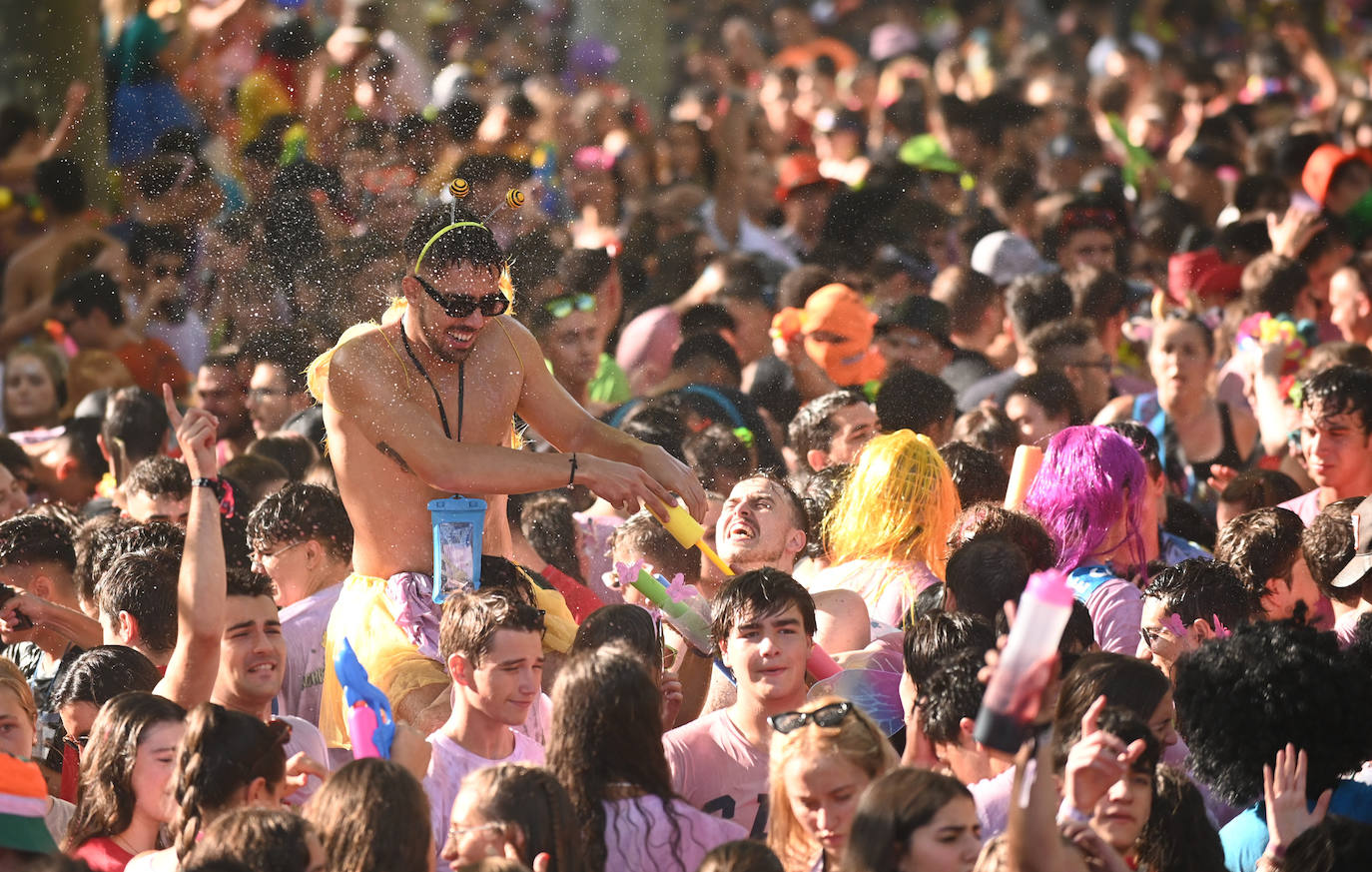 Fotos: Las peñas inauguran el jolgorio en el desfile multitudinario de las Fiestas de Valladolid