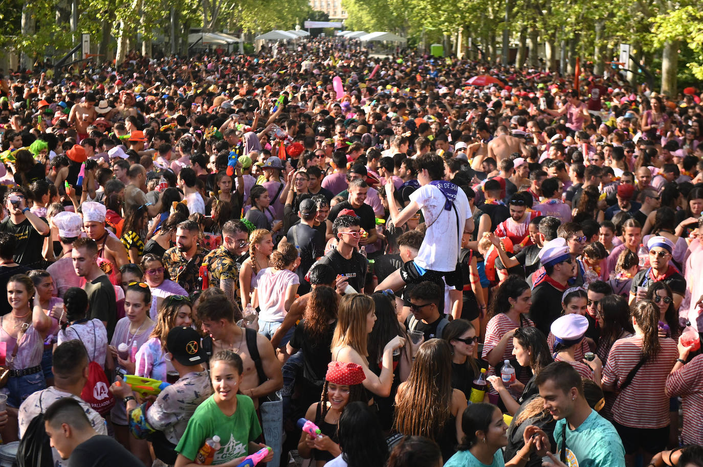 Fotos: Las peñas inauguran el jolgorio en el desfile multitudinario de las Fiestas de Valladolid