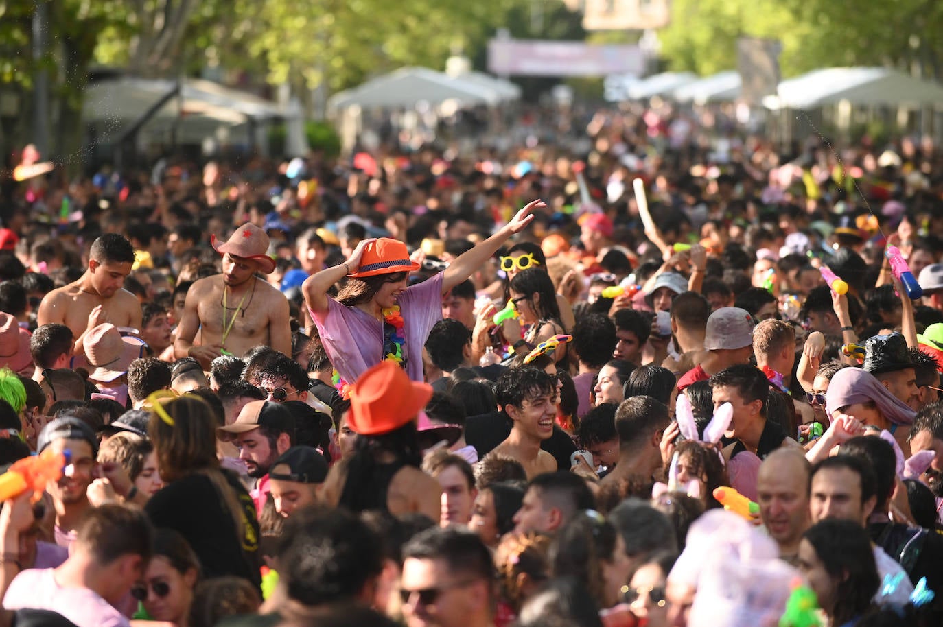 Fotos: Las peñas inauguran el jolgorio en el desfile multitudinario de las Fiestas de Valladolid