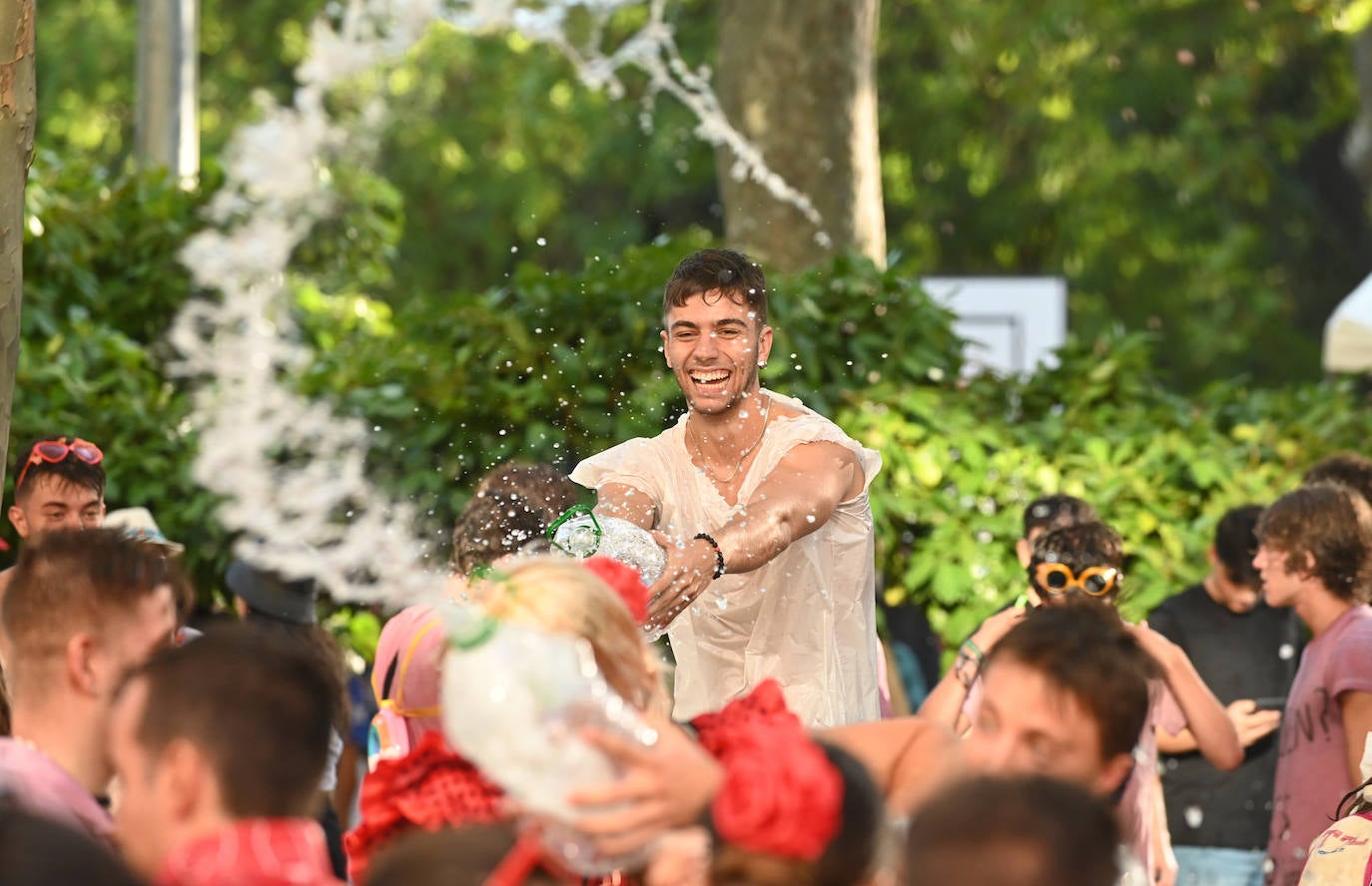 Fotos: Las peñas inauguran el jolgorio en el desfile multitudinario de las Fiestas de Valladolid